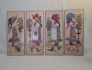 4 VTG Patchwork Calico Wall Plaques 1970s AMY-Country Girls Holly Hobbie READ - Imagen 1 de 20