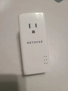 NETGEAR Powerline 1200 Extender and Extra Outlet (PLP1200S)  - Picture 1 of 3