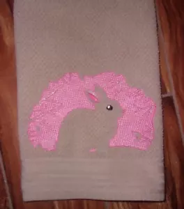 OSTERN GEPRÄGT HASE HANDGEFERTIGT STICKEREI BEIGE HANDTUCH - Bild 1 von 2