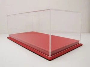 Caja transparente vitrina acrílica Mulhouse fondo de cuero rojo carbono para coches modelo 1:18 - Imagen 1 de 5