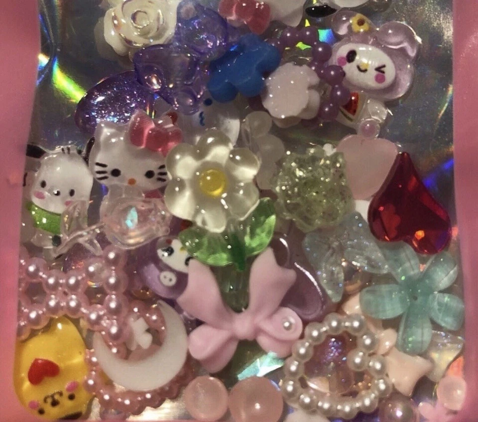 Lote de 40+ dijes de uñas Kawaii Sanrio Hello Kitty My Melody Kuromi Foto 1 de 3