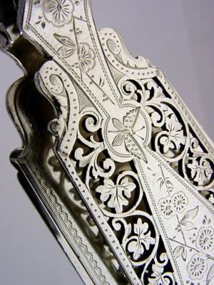 STUNNING BINGLEY FAMILY CRESTED STERLING SILVER SERVING TONGS 1889 ANTIQUE 178g - Immagine 1 di 4