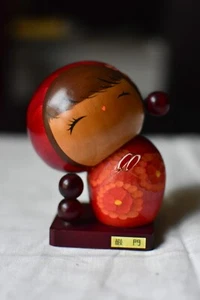 Muñeca Kokeshi Japonesa Hecha a Mano 10,5 cm - Diseño Floral Rojo - Tradicional De Colección - Imagen 1 de 4