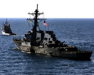 Neues 8x10 Foto: Geschlagene USS COLE (DDG 67) wird nach Angriff abgeschleppt - Bild 1 von 1