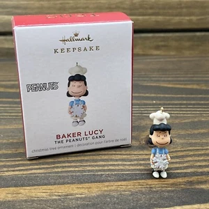Hallmark Keepsake 2021 PEANUTS' GANG Baker Lucy Ornamento Copo de Nieve Miniatura - Imagen 1 de 18