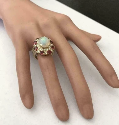 Anillo de compromiso con halo de ópalo y rubí rojo corte ovalado de 4 quilates acabado en oro amarillo de 14 quilates Foto 1 de 4