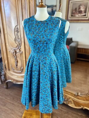 Vestido vintage azul sin mangas de los años 50 con falda acolchada con estampado geométrico dorado XXS/XS Foto 1 de 4