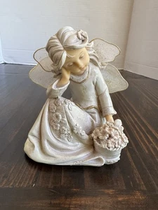Hada/Ángel sentado con barbilla a mano con cesta de flores y alas de seda - Imagen 1 de 6