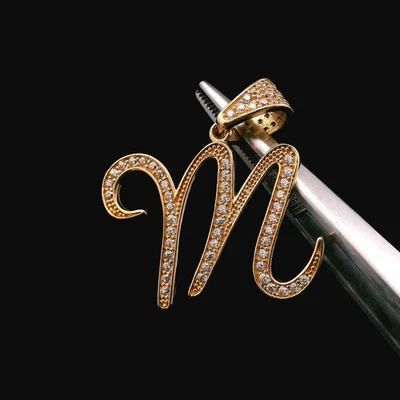 Colgante “M” de oro amarillo de 14 quilates con circonitas circonitas - 2,33 g (1,5 DWT) Foto 1 de 4