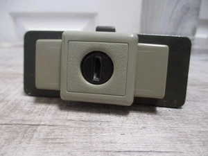 Pestillo de guantera deportiva Mitsubishi Montero 2000-2004 OEM beige tostado sin llave desbloqueado - Imagen 1 de 7