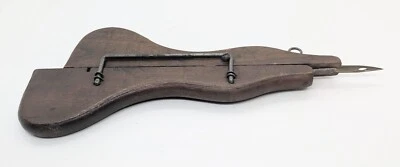 Antigua herramienta de costura o costura manual de madera de finales de 1800 de cuero/tela Foto 1 de 3