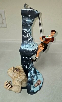 ¡Lara Croft se enfrenta al legendario Yeti! Figura de acción con su entorno. Foto 1 de 4