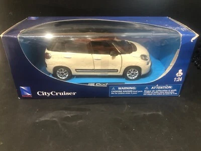 new ray city cruiser Fiat 500 L bicolore noire et blanche 1:24 - Photo 1/4