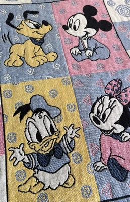 Manta tapiz flecos 47x34 colores pastel rosa azul verde bebé Disney años 90 de colección Foto 1 de 4