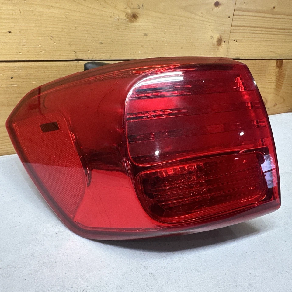 Driver Left Tail Light 2016-2018 Kia Sedona - Image 1 of 4