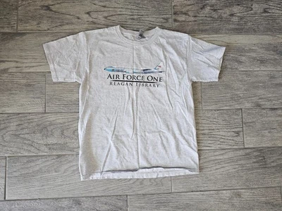 Camisa Biblioteca Gildan Ronald Reagan Juvenil Fuerza Aérea One Avión Talla Grande Gris Foto 1 de 4