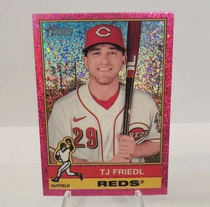 Topps Heritage 2025 - High Number SP T.J. Friedl #491 cromo rosa brillante... - Imagen 1 de 2
