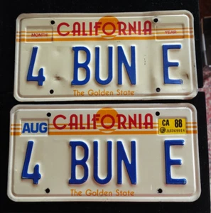 Vintage orig passendes California Nummernschild Vanity Paar "4 BUN E" 1988 - Bild 1 von 2