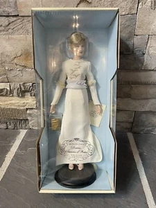 Franklin Mint Diana Princess of Wales "Queen of Fashion" Poreclain Doll 17" COA - Picture 1 of 7