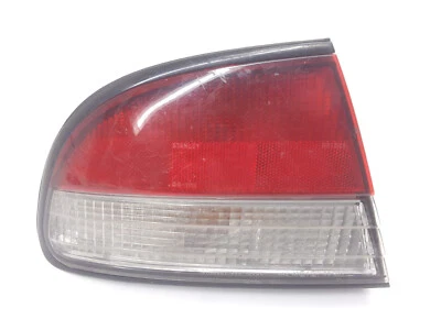 Luz trasera de freno trasera Mitsubishi Galant 1997-1998 OEM montada en el maletero lado del conductor Foto 1 de 4