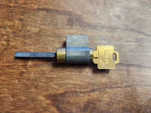 Weiser Riegel Schließzylinder mit ~ 1 funktionierendem Schlüssel (flacher Saitenhalter alter Stil) - Bild 1 von 3