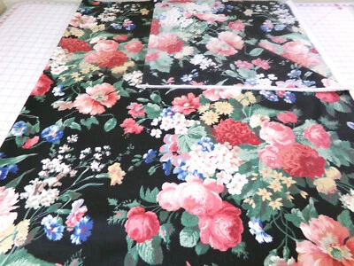 Tecido Joan Kessler. Preto com Grande Padrão de Rosa & Flor. 40x58. A25-520 - Imagem 1 de 4