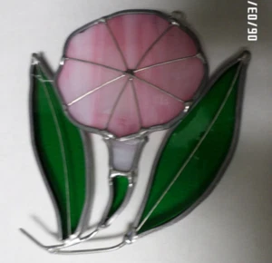Vintage Buntglas Sonnenfänger 4,25" rosa Blumen grüne Blätter gelötet - Bild 1 von 2