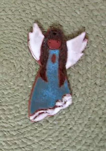 Handgefertigte Keramik betender Engel Ornament/Wandbehang dunkle Haare blau Kleid - Bild 1 von 3