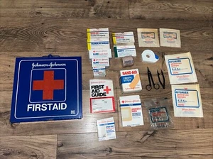 VINTAGE JOHNSON & JOHNSON METAL FIRST AID KIT 8162 WALL MOUNT BLUE BOX - Picture 1 of 11