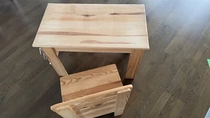 Kinderschreibtisch / Malbank massiv Holz mit Sitzbank aufklappbar - Bild 1 von 9