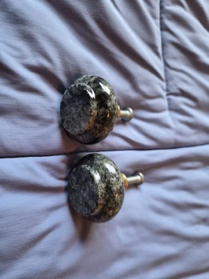 2 cajones Impala verde, gris granito Grabbo piedra perilla tirador gabinetes Foto 1 de 4