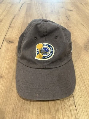 青少年阿迪达斯金州勇士队 2017 NBA 冠军爸爸帽子可调节帽子 — 第 1/4 张图片