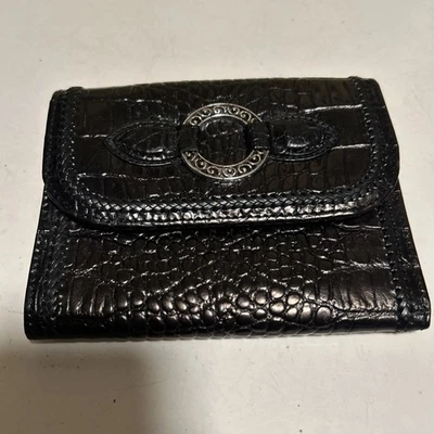 Cartera de Colección BRIGHTON Cuero de Cocodrilo Negro Doble Pliegue con Acentos Tono Plateado A Presión Foto 1 de 4