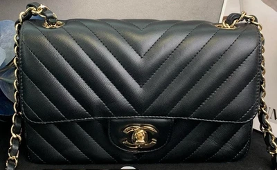 Bolso de Hombro Chanel Clásico con Solapa Mini Cadena de Piel de Cordero Negro Dorado Usado para Mujer Foto 1 de 4