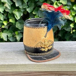 Porta Cigarrillos Madera Antiguo 3,5" Shako Sombrero Forma Casco Águila Inserto de Latón - Imagen 1 de 6