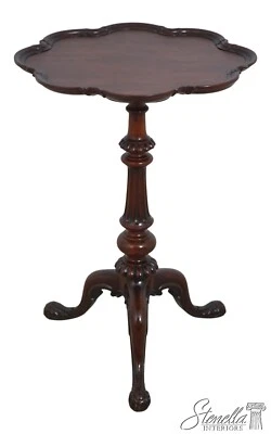 F68252: Vintage English Fine Quality Mahogany Occasional Table - Image 1 of 4