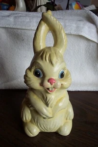 Estatuilla grande de 12" de cerámica de conejo amarillo sentado banco - Imagen 1 de 6