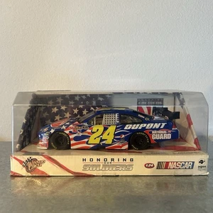 2010 Jeff Gordon 1:24 Diecast Winners Circle #24 Dupont HONORING OUR SOLDIERS - Picture 1 of 11