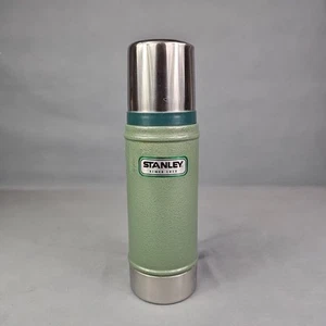Bottiglia sottovuoto vintage STANLEY THERMOS 16 oz classica verde isolata - Foto 1 di 9