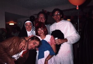 photo '86 Adult Halloween Party Costume Affectionate Group Mask Off Glitter Wig - Foto 1 di 1