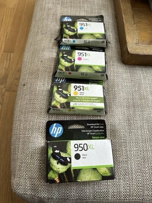Juego de cartuchos de tinta originales HP 950XL y 951XL sin abrir negro, cian, magenta, amarillo Foto 1 de 4