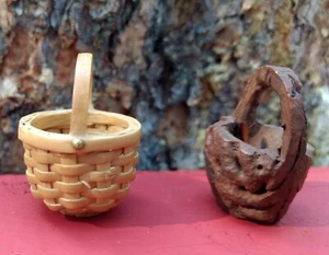 Miniatur Körbe 2er Set - handgeschnitztes Holz + handgewebtes Korbgeflecht Vintage Konvolut - Bild 1 von 4