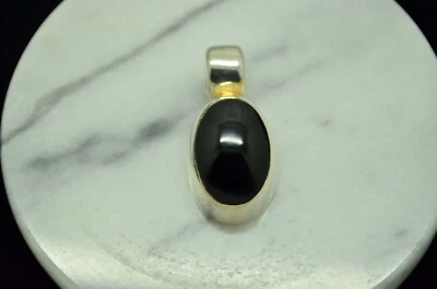 Colgante solitario de ónix negro ovalado de plata de ley 925 Foto 1 de 3