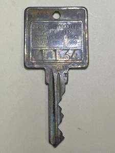 Llave de habitación de hotel vintage Omaha Nebraska #1134 - Imagen 1 de 2