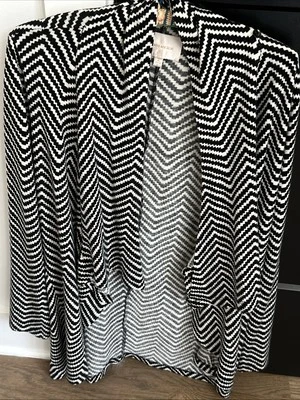 Suéter Skies Are Azul Talla Grande Blanco y Negro Geométrico Convertible Foto 1 de 4