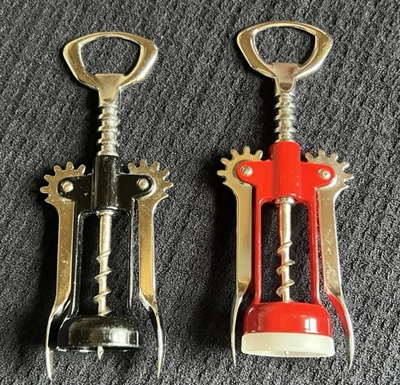 Sacacorchos Metal Rojo y Negro Italia Abridores de Botellas de Vino/Tiradores de Corcho Juego de 2 Foto 1 de 4
