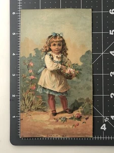 Tarjeta comercial victoriana de 1880 "Little Tot" niña con flores - Imagen 1 de 2