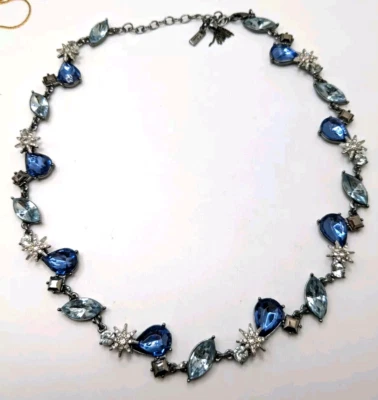 Collar Vera Vang Tono Gris Metal Azul Marquesa y Cristales Lágrima Distintivo  Foto 1 de 4