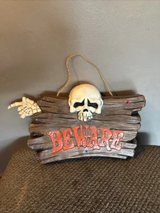 Gemmy Halloween Glasfaser Vorsicht Schild Lichter & Geräusche Totenkopf SIEHE FILM - Bild 1 von 9