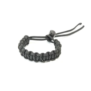 Bracciale regolabile in paracord intrecciato nero di APMOTS - Foto 1 di 3